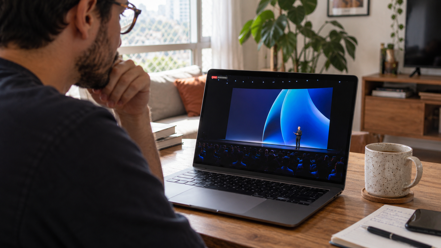Pessoa acompanhando ao vivo o evento da Apple pelo notebook