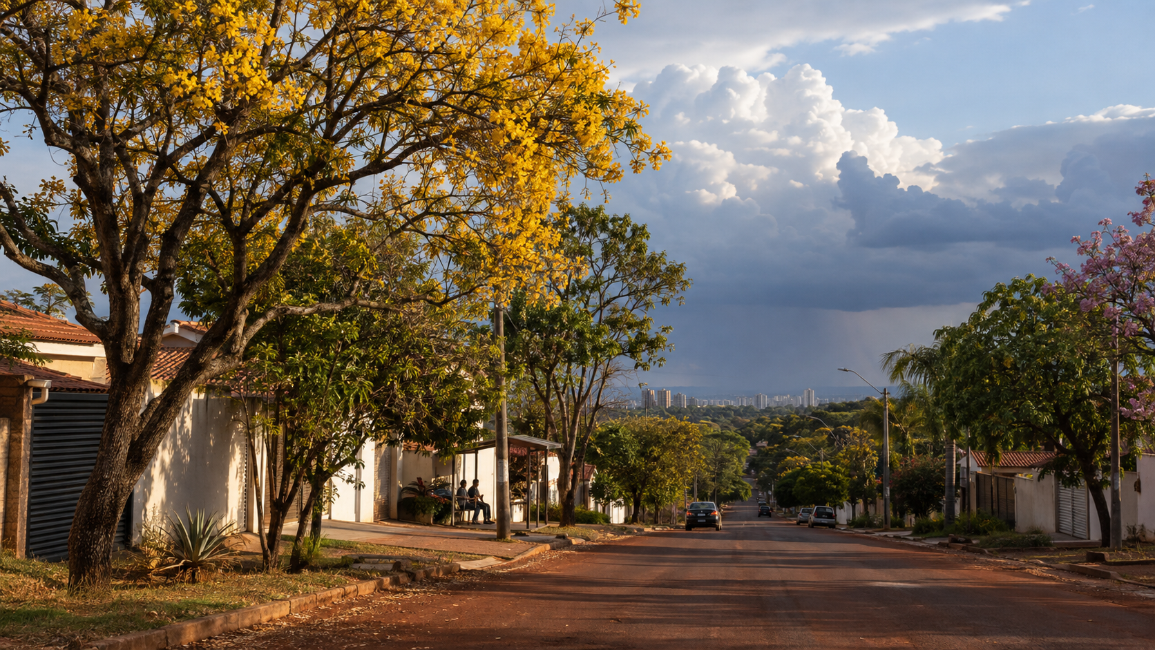 Nuvens de chuva se formam sobre bairro arborizado do Centro-Oeste