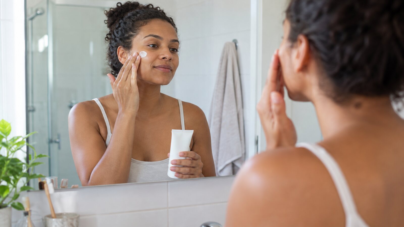 Rotina de skincare com aplicação de protetor solar