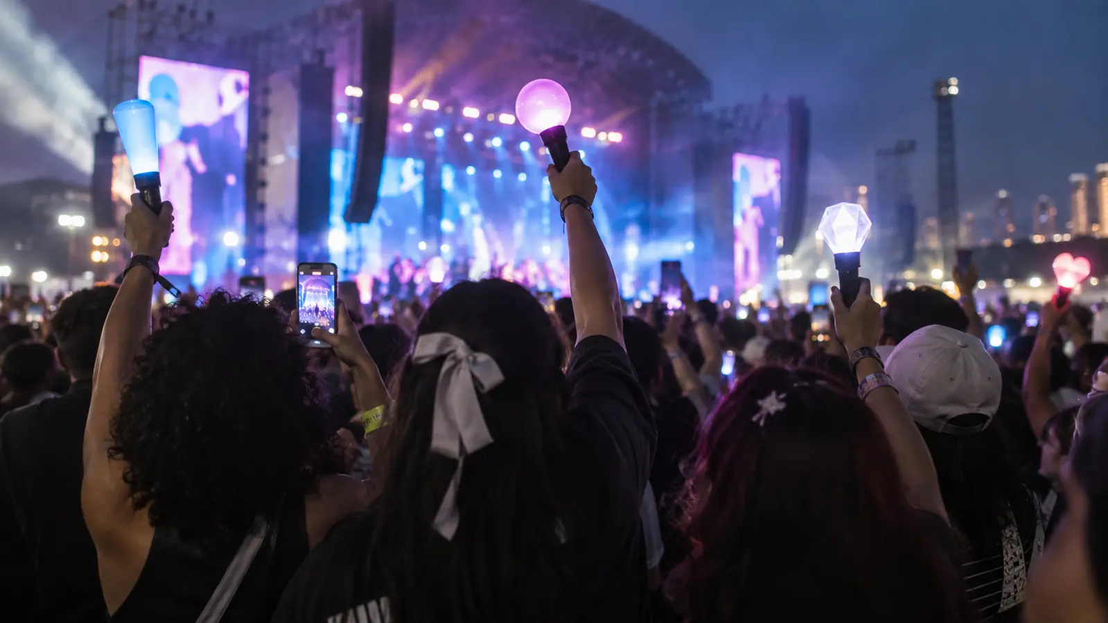 Público com lightsticks durante show de K-pop em grande festival